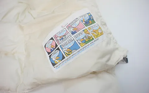 MONCLER ダウンのコミックタグ・ロゴワッペンの補修例